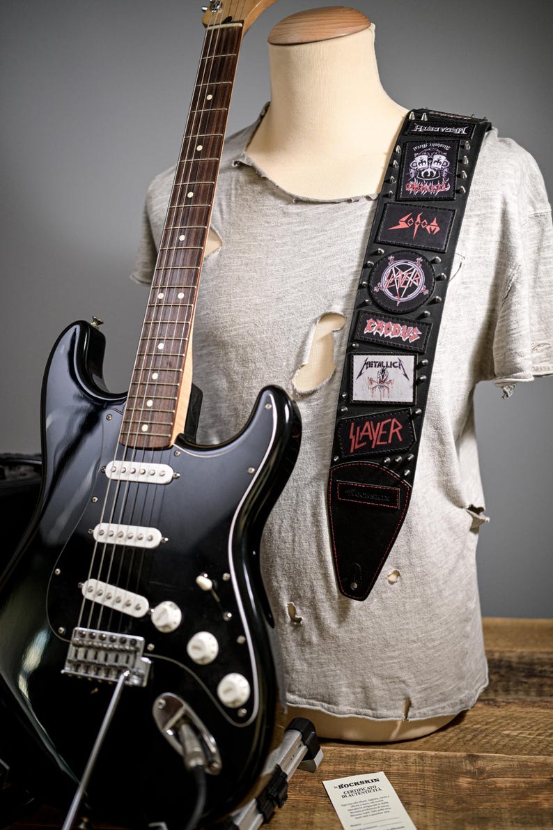 Heavy-Metal-Gitarrengurt aus echtem Leder mit Nieten und Aufnähern – Handgefertigt in Italien Bild 2