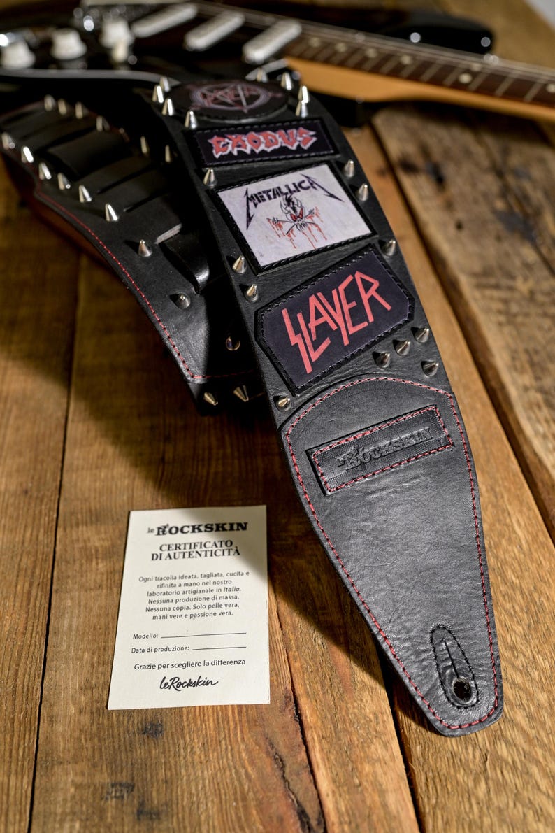 Heavy-Metal-Gitarrengurt aus echtem Leder mit Nieten und Aufnähern – Handgefertigt in Italien Bild 3
