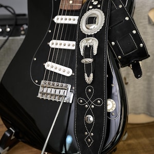 装飾バックルとラインストーン付きブラックヌバックギターストラップ - ハンドクラフトスエードレザー - グラムロックステージスタイル