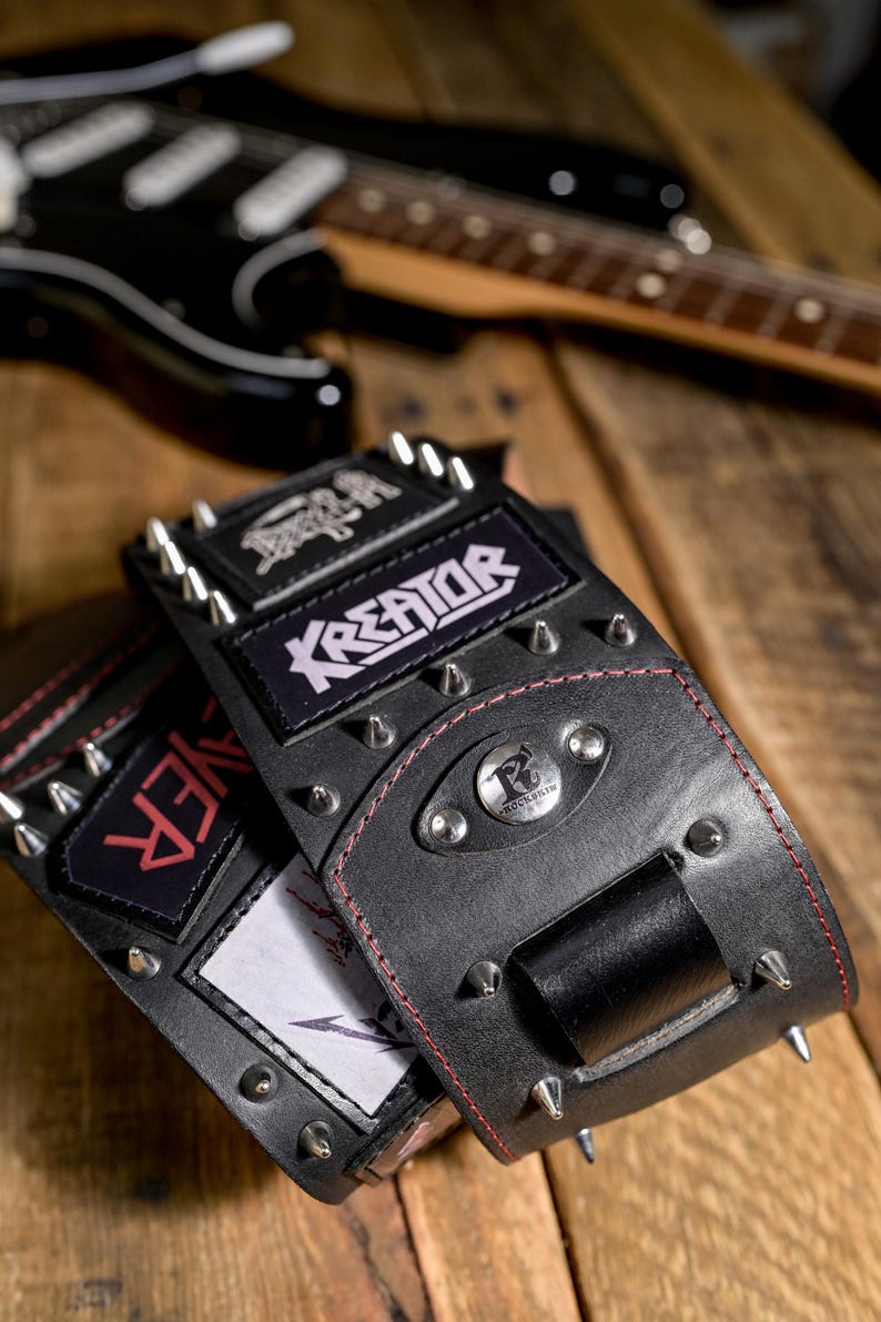 Heavy-Metal-Gitarrengurt aus echtem Leder mit Nieten und Aufnähern – Handgefertigt in Italien Bild 6