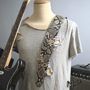 Gitarrengurt aus echtem Python-bedrucktem Leder – handgefertigt in Italien – Snake Rock Style