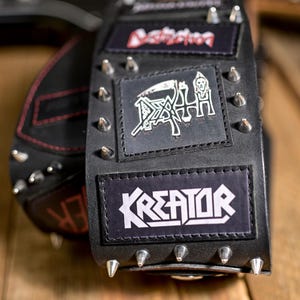 Heavy-Metal-Gitarrengurt aus echtem Leder mit Nieten und Aufnähern – Handgefertigt in Italien Bild 4