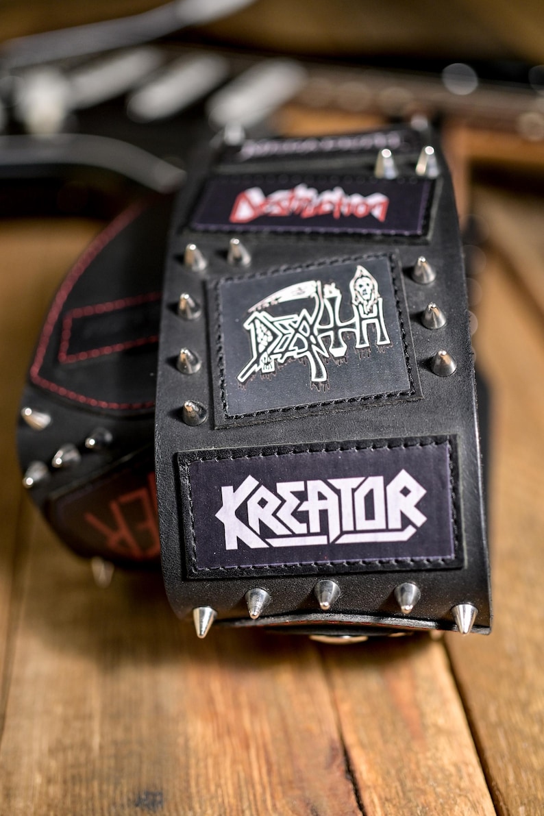 Heavy-Metal-Gitarrengurt aus echtem Leder mit Nieten und Aufnähern – Handgefertigt in Italien Bild 4