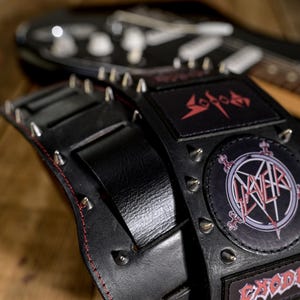Heavy-Metal-Gitarrengurt aus echtem Leder mit Nieten und Aufnähern – Handgefertigt in Italien Bild 5