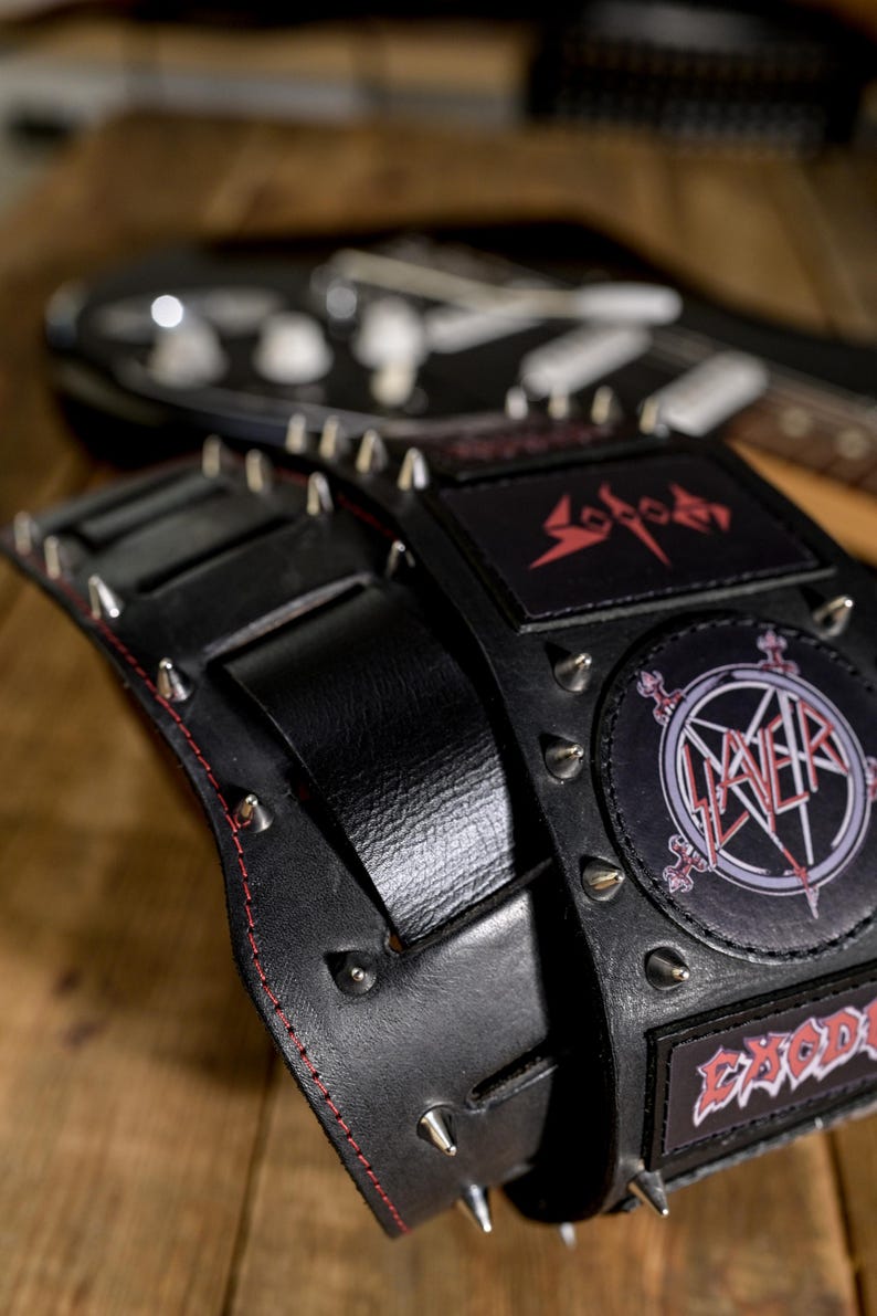 Heavy-Metal-Gitarrengurt aus echtem Leder mit Nieten und Aufnähern – Handgefertigt in Italien Bild 5