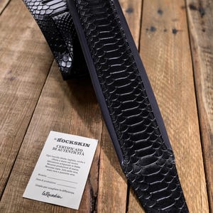 Schwarzer Gitarrengurt aus Leder mit Python-Print – handgefertigt in Italien