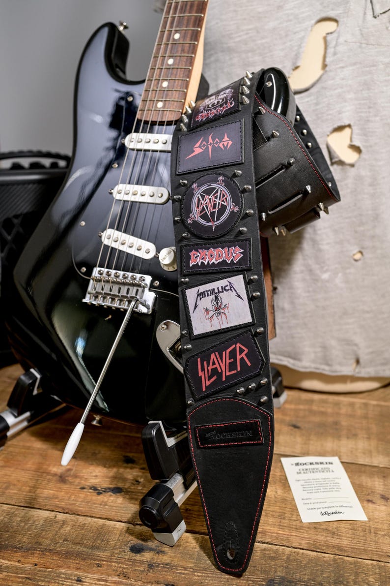 Heavy-Metal-Gitarrengurt aus echtem Leder mit Nieten und Aufnähern – Handgefertigt in Italien Bild 1