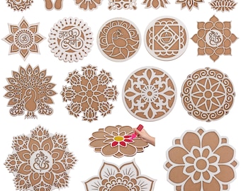 Puede incluir: Una colección de plantillas rangoli de madera cortadas con láser que presentan varios patrones intrincados, incluidos motivos florales, diseños de pavos reales, figuras de Ganesha y formas geométricas, con una plantilla siendo rellenada con polvo de color.