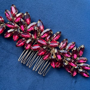 Pinky red hair comb
