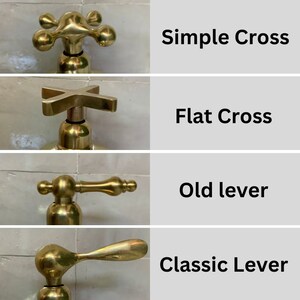 Op de afbeelding: Een collectie van vier messing kraangrepen met de labels Simple Cross, Flat Cross, Old lever en Classic Lever. Elke greep heeft een eigen vorm, waaronder een afgerond kruis, een plat kruis, een traditionele hendel en een klassieke hendel.
