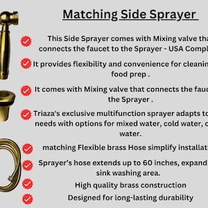 Op de afbeelding: Een goudkleurige messing zijsproeierset inclusief sproeikop, montagebasis en een flexibele slang van 152 cm. De tekst luidt Matching Side Sprayer en vermeldt een mengventiel, USA-conformiteit en een constructie van hoogwaardig messing.