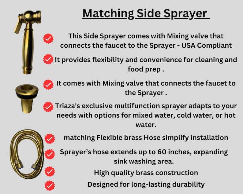Op de afbeelding: Een goudkleurige messing zijsproeierset inclusief sproeikop, montagebasis en een flexibele slang van 152 cm. De tekst luidt Matching Side Sprayer en vermeldt een mengventiel, USA-conformiteit en een constructie van hoogwaardig messing.