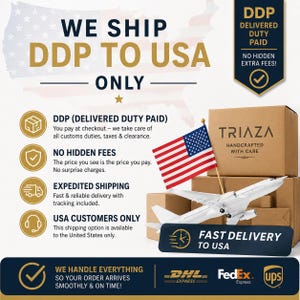 Op de afbeelding: Een promotionele afbeelding met de tekst WE SHIP DDP TO USA ONLY, DDP DELIVERED DUTY PAID, NO HIDDEN FEES, EXPEDITED SHIPPING en USA CUSTOMERS ONLY. Het bevat een kartonnen doos met het label TRIAZA, een Amerikaanse vlag, een wit vliegtuig en logo's van DHL, FedEx en UPS.