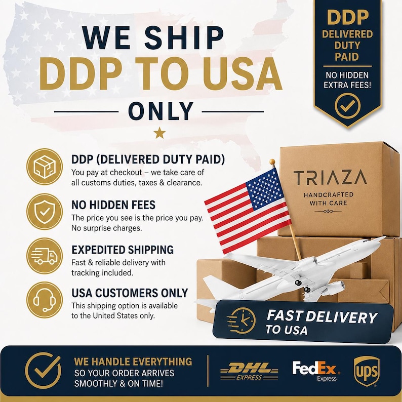 Op de afbeelding: Een promotionele afbeelding met de tekst WE SHIP DDP TO USA ONLY, DDP DELIVERED DUTY PAID, NO HIDDEN FEES, EXPEDITED SHIPPING en USA CUSTOMERS ONLY. Het bevat een kartonnen doos met het label TRIAZA, een Amerikaanse vlag, een wit vliegtuig en logo's van DHL, FedEx en UPS.