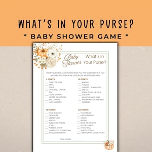 Op de afbeelding: Een witte papieren baby shower spelkaart getiteld What's In Your Purse? met een lijst van items en puntenwaarden. Het ontwerp bevat aquarelillustraties van oranje pompoenen en witte bloemen in de tegenoverliggende hoeken van de kaart.