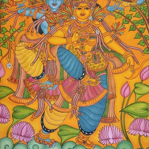 以下が含まれることがあります： 伝統的なインドの衣装を着た2人の人物を描いた鮮やかな絵画。人物は、蓮の花と緑の葉が描かれた暖かい黄色の背景に、複雑なジュエリーと頭飾りで飾られています。このアートワークは、豊かな色彩パレットを示しています。