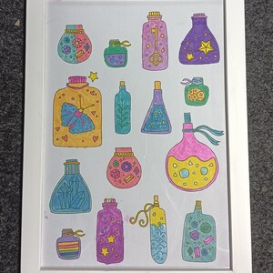 Op de afbeelding: Een ingelijst kunstwerk met kleurrijke, handgetekende drankflessen. De flessen variëren in vorm en grootte, met details zoals sterren, sleutels en geometrische patronen. Het kleurenpalet omvat roze, geel, blauw en paars.