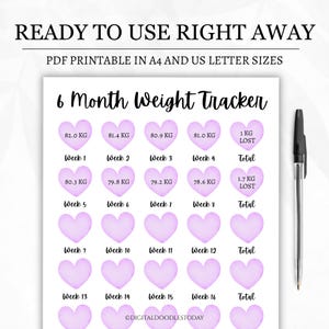 Op de afbeelding: Een printbaar 6-maands gewichtstracker PDF-document met rijen lichtpaarse harten, tekstlabels voor weken en gewicht in kilogram. De pagina bevat de tekst READY TO USE RIGHT AWAY en PDF PRINTABLE IN A4 AND US LETTER SIZES.