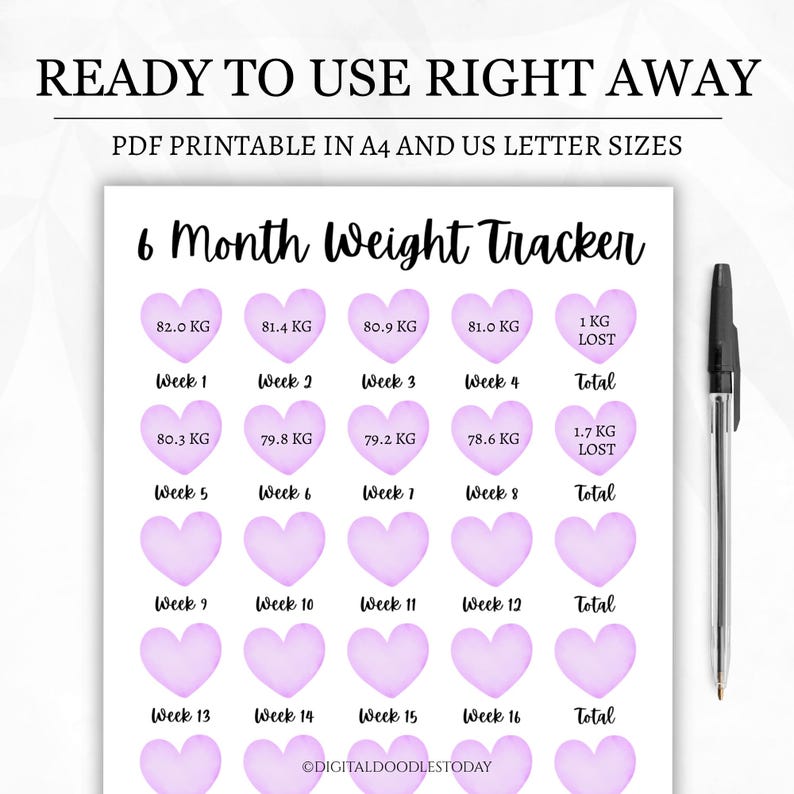 Op de afbeelding: Een printbaar 6-maands gewichtstracker PDF-document met rijen lichtpaarse harten, tekstlabels voor weken en gewicht in kilogram. De pagina bevat de tekst READY TO USE RIGHT AWAY en PDF PRINTABLE IN A4 AND US LETTER SIZES.