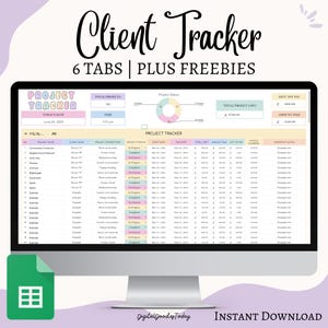 Pode incluir: Um monitor de computador exibindo uma planilha digital de rastreamento de clientes. A tela mostra campos de dados para nomes de projetos, descrições e status. O texto na parte superior diz "Client Tracker" e "6 Tabs | Plus Freebies". O ícone do Google Sheets é visível.