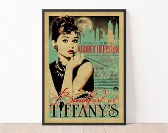 Può includere: Un poster cinematografico vintage incorniciato per "Breakfast at Tiffany's" con Audrey Hepburn. Il poster ha uno sfondo turchese e beige con il titolo in un carattere stilizzato. L'immagine include una silhouette dello skyline e una luna piena.