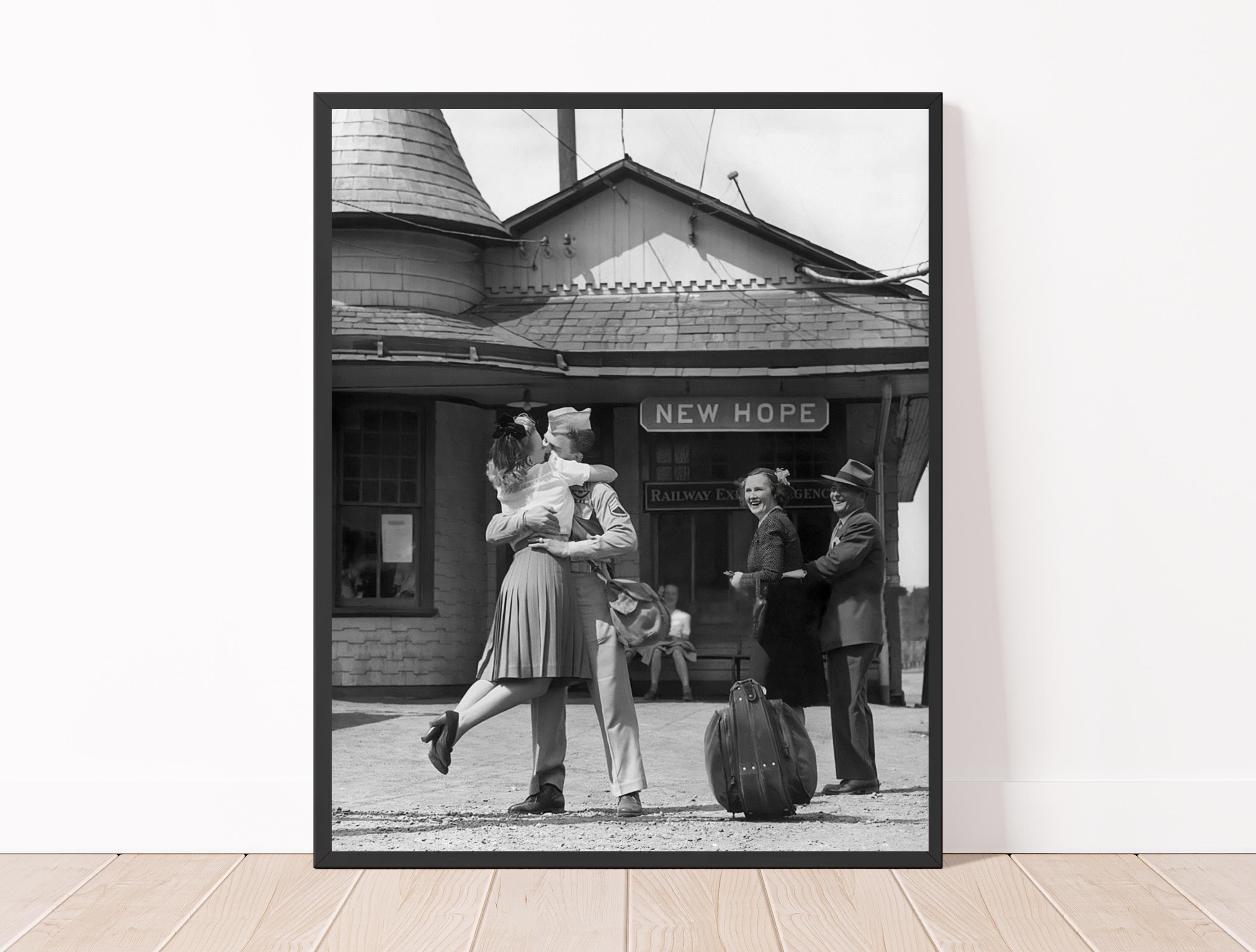 Fotografía vintage en blanco y negro de 1945: Mujer besando a un soldado en una estación de tren, Connecticut.