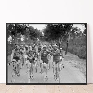 Ciclistas del Tour de Francia de época fumando cigarrillos, fotografía de 1927, impresión de ciclismo en blanco y negro, impresión deportiva de época