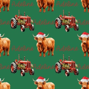 Peut inclure: Un motif sans couture représentant un tracteur rouge avec une guirlande verte, une vache Highland portant un chapeau de Père Noël et le nom "Adeline" écrit en cursive rouge sur un fond vert.