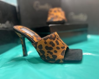 Zapatos de tacón tipo mule con estampado de leopardo: Zapatos sin cordones con punta cuadrada que marcan tendencia.