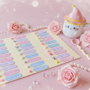 Puede incluir: Una composición caprichosa sobre una superficie rosa, con una taza con temática de gato con un sombrero rosa, una cuchara decorativa y una tarjeta con etiquetas como "Scrunchie" y "Lip Balm". Rosas rosas y un collar de perlas.