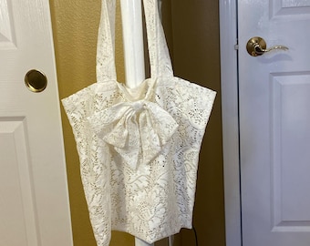 Cabas romantique en dentelle blanche, sac en tissu shabby chic, bohème floral recyclé, joli noeud doux, livres scolaires, cadeau pour fille, femme ou amie