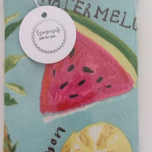 Peut inclure: Un sac fourre-tout en tissu bleu avec un imprim&eacute; de past&egrave;que, de citron et d'ananas. Le sac a une &eacute;tiquette blanche qui dit "Homemade just for you".