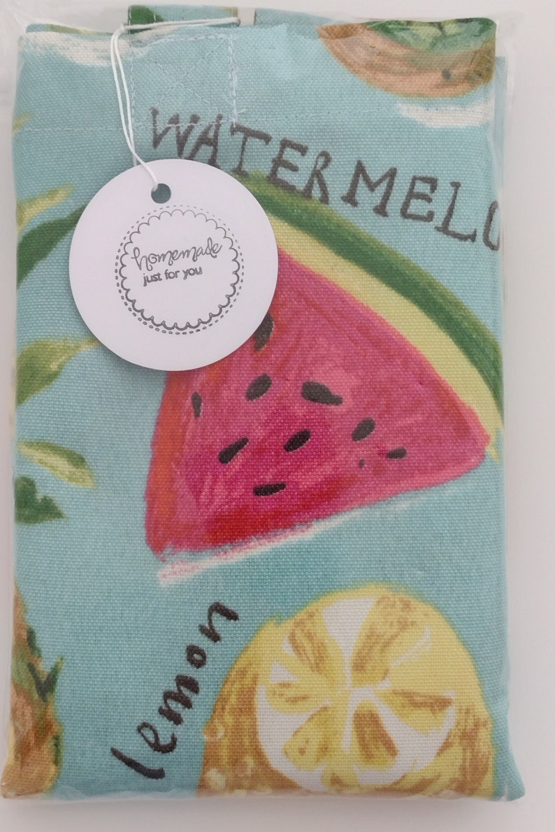 Peut inclure: Un sac fourre-tout en tissu bleu avec un imprim&eacute; de past&egrave;que, de citron et d'ananas. Le sac a une &eacute;tiquette blanche qui dit "Homemade just for you".