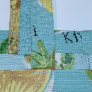Peut inclure: Un sac fourre-tout en tissu bleu et jaune avec le texte "Kit" et "You" dessus. Le sac a un design tiss&eacute; et est fait d'un mat&eacute;riau doux et durable.
