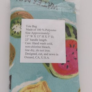 Peut inclure: Un sac fourre-tout en 100 % polyester avec un fond bleu et un imprim&eacute; de fruits color&eacute;s. Le sac mesure environ 28 cm de large, 33 cm de haut et 13 cm de profondeur. La poign&eacute;e mesure 56 cm de long. Le sac est con&ccedil;u, coup&eacute; et cousu &agrave; Oxnard, en Californie, aux &Eacute;tats-Unis.