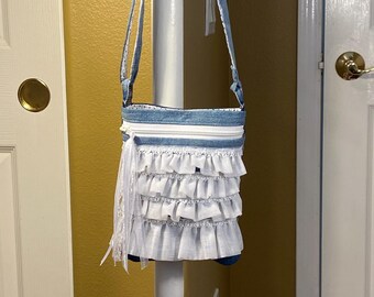 Sac à bandoulière en dentelle en jean, sac à main bohème shabby chic, tissu recyclé blanc et bleu, volants recyclés, ruban de poche à glissière, cadeau fille femme