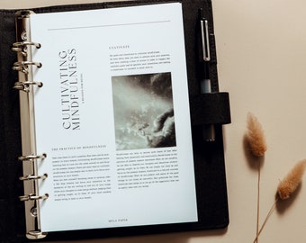 Może przedstawiać: Czarno-biały segregator z otwartą białą stroną, na której znajduje się sekcja zatytułowana "Cultivating Mindfulness: A Season for Being". Strona zawiera czarno-białe zdjęcie mgławicy i tekst o praktyce uważności.