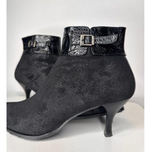 Bottines Donald Pliner en daim noir, bout pointu, talon chaton 7,5 image 2
