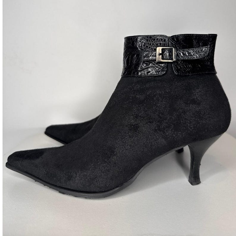Bottines Donald Pliner en daim noir, bout pointu, talon chaton 7,5 image 4