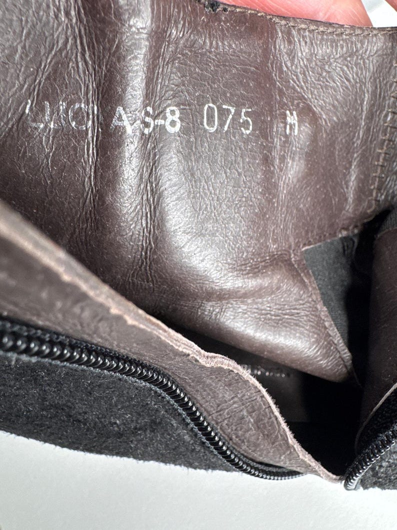 Bottines Donald Pliner en daim noir, bout pointu, talon chaton 7,5 image 13