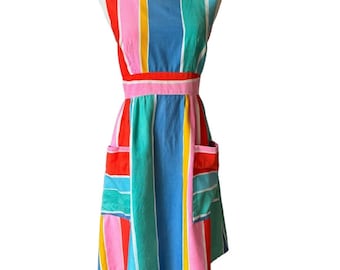 Petite robe d'été en coton à rayures arc-en-ciel Malia Honolulu des années 1970, poches Hawaii vintage petit