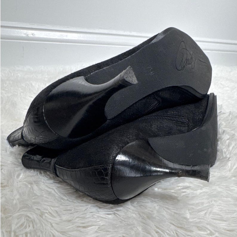 Bottines Donald Pliner en daim noir, bout pointu, talon chaton 7,5 image 16