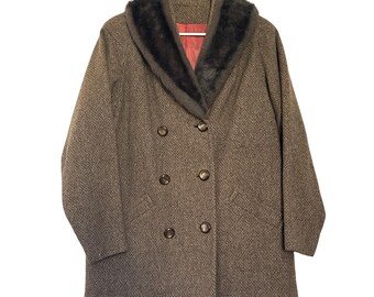 Abrigo cruzado de tweed marrón americano vintage de los años 40 con cuello de piel y mangas raglán medianas.