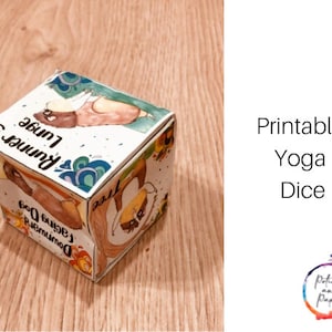 Puede incluir: Dados de yoga imprimibles con ilustraciones de diferentes posturas de yoga, incluyendo el perro boca abajo, la postura del árbol y la estocada del corredor. Los dados están hechos de papel y tienen un diseño colorido.