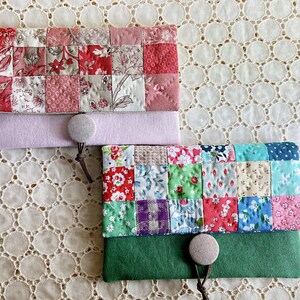 Pode incluir: Um conjunto de tr&ecirc;s canecas de cer&acirc;mica com acabamento fosco e salpicado. As canecas s&atilde;o em tons de creme, castanho claro e castanho escuro. Cada caneca tem um design simples e uma al&ccedil;a arredondada.