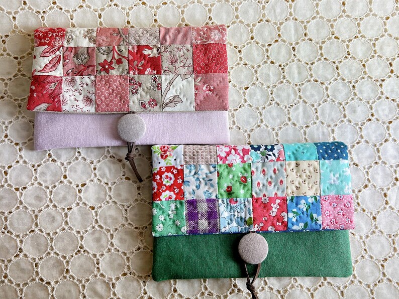 Pode incluir: Um conjunto de tr&ecirc;s canecas de cer&acirc;mica com acabamento fosco e salpicado. As canecas s&atilde;o em tons de creme, castanho claro e castanho escuro. Cada caneca tem um design simples e uma al&ccedil;a arredondada.