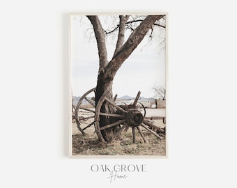 Impresión occidental de rueda de carro, rueda de madera contra árbol, rueda de carro cubierta, foto occidental rústica, impresión de viaje occidental, arte estilo granja