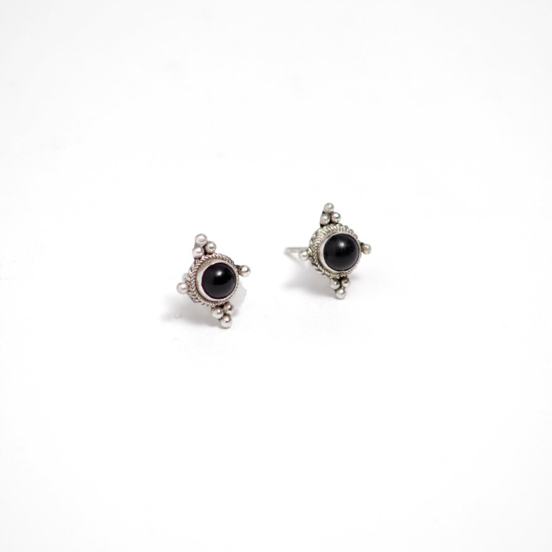Orecchini A Perno In Argento Sterling 925 Con Onice Nero – Forma Mezzalana, Artigianali Thailandesi, Eleganti