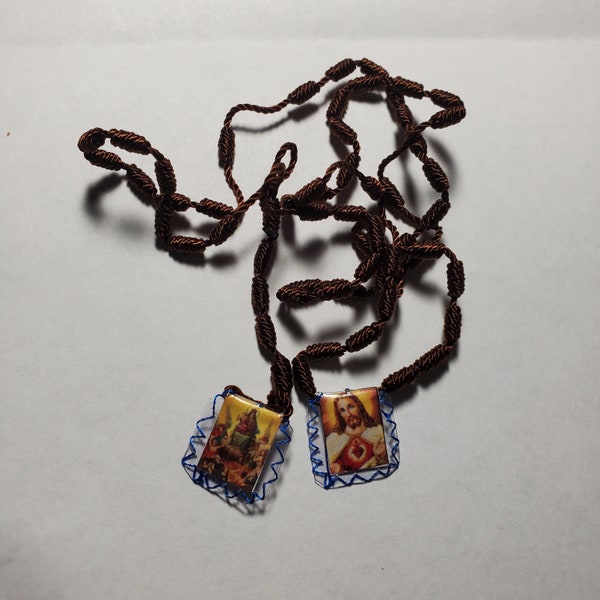 Brown Knotted Rosary and scapular. Scapular of Our Lady of Mount Carmel. Rosario y escapulario de la Virgen del Carmen