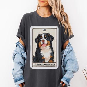 Berner Sennenhund Tarot Karte T-Shirt - Berner Sennenhund Geschenke, Berner Besitzer, Geschenk für Hundeeltern, Berner Sennenhund Kunst Shirt